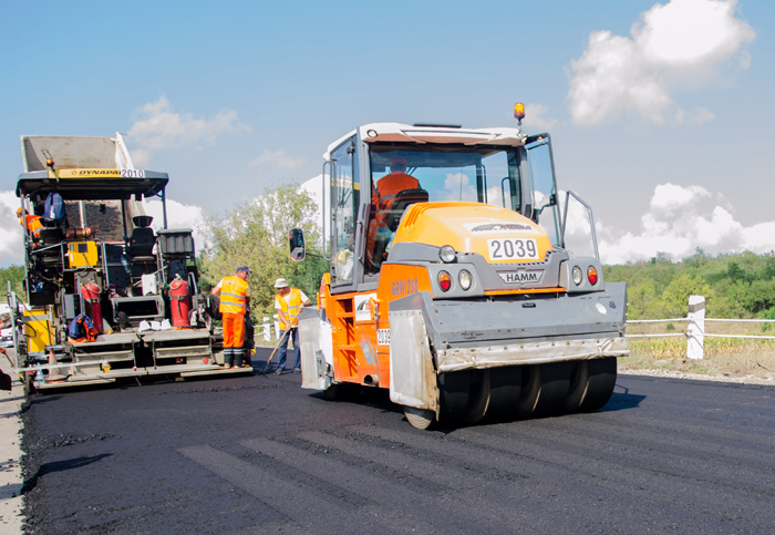 На важливій ділянці Європейського автомобільного маршруту — трасі М-19 кипить робота. Фото надав автор